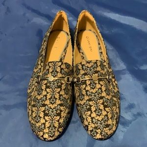Size 10 women’s Gianni Bini loafers.